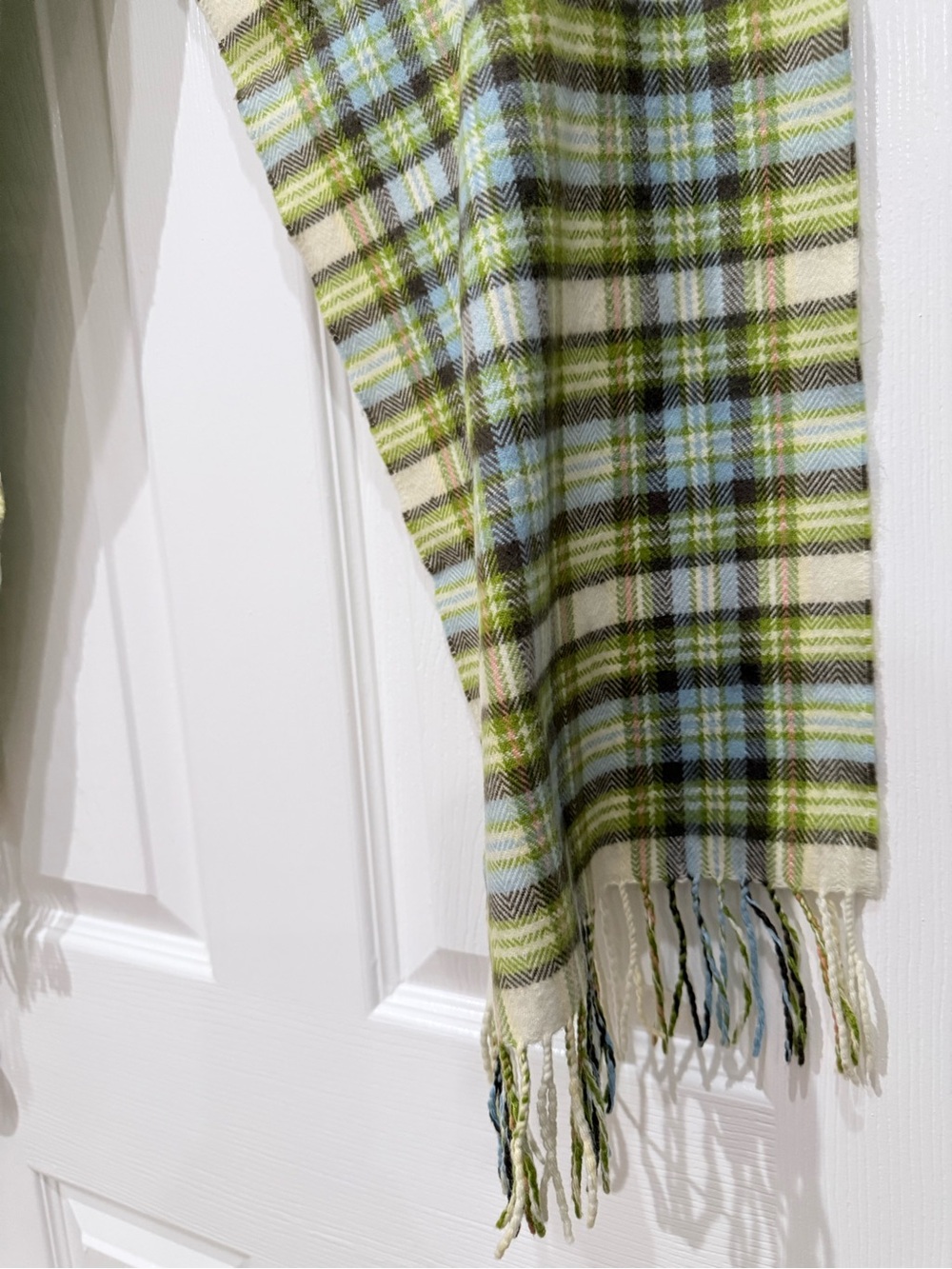 100% Cashmere Plaid Scarf Made in Scotland Green Blue Cream Fringe - Picture 4 of 9